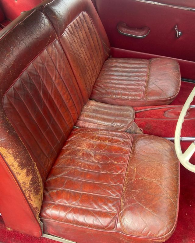 Hier waren sich mein Kunde und ich sehr schnell einig die Optik so wenig wie möglich zu verändern. Risse sollen sichtbar bleiben, gefärbt wird nur in geringen Bereichen, aber das Leder soll wieder weich und geschmeidig werden.

Vom Fühlen her, war das Leder wie ein frisch aufgebackenes Brötchen. Hart und spröde eben. 
Das Leder wurde in mehreren Durchgängen sanft und mit ganz wenig Wasser gereinigt. Zu viel Wasser würde hier direkt an den offenen Stellen ins Grundleder eindringen und schwere Schäden anrichten.
Danach wurden die Flächen mit wenig Druck geschliffen um die Kanten der Risse und Brüche zu glätten.
Risse, Brüche und Löcher wurden aufgefüllt, stabilisiert, hinterklebt und verspachtelt. All das mit Rücksicht auf den Erhalt der Patina.
Nach all diesen Arbeitsschritten die recht zeitintensiv waren, wurden die Flächen mit einem Top Coat versiegelt. Nach der Trocknungsphase wurde das Leder über mehrere Tage mit Lederfett eingerieben, gleichzeitig erwärmt und massiert damit die Pflege tief ins Leder einziehen kann.

Das 60 Jahre alte Leder zeigt sich nun wieder in einem sehr gepflegten Zustand, ohne das die Authentizität des Innenraums zerstört wurde.

#jaguarxk150 #fahrzeugpflege #patina #ledererhalten #ausaltmachneu #oldbutgold #jaguar #glanzpunktwagenpflege