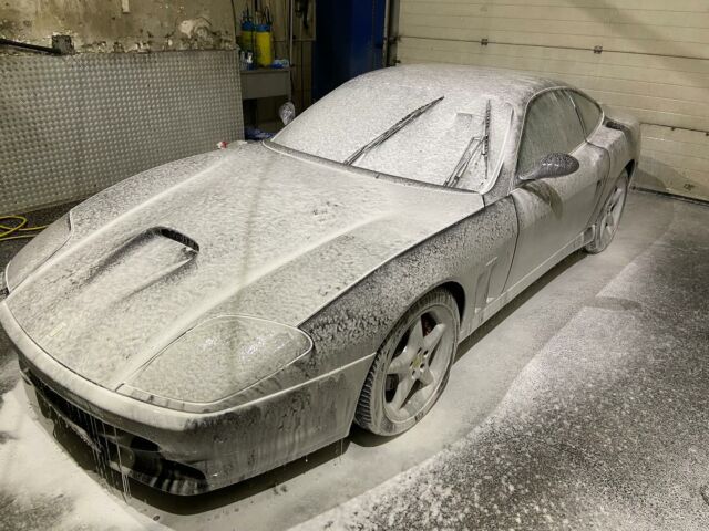 #ferrari550#polytop_official #dryiceenergy #detailingcars#youngtimer#carpassion #spaghettidrivers #glanzpunktwagenpflege 
Lack und Interieur/Lederaufbereitung an diesem schönen Ferrari 550 aus dem Jahre 2000. Der Lack wurde erst rotativ und mit Fell bearbeitet, bevor es dann zum 2stufigen finish poliergang ging. Das Interieur wurde komplett gereinigt und gepflegt. Die Sitze aufwendig restauriert.
Der Motorraum wurde von Hand gereinigt und bekam sein finish mit Trockeneis😎